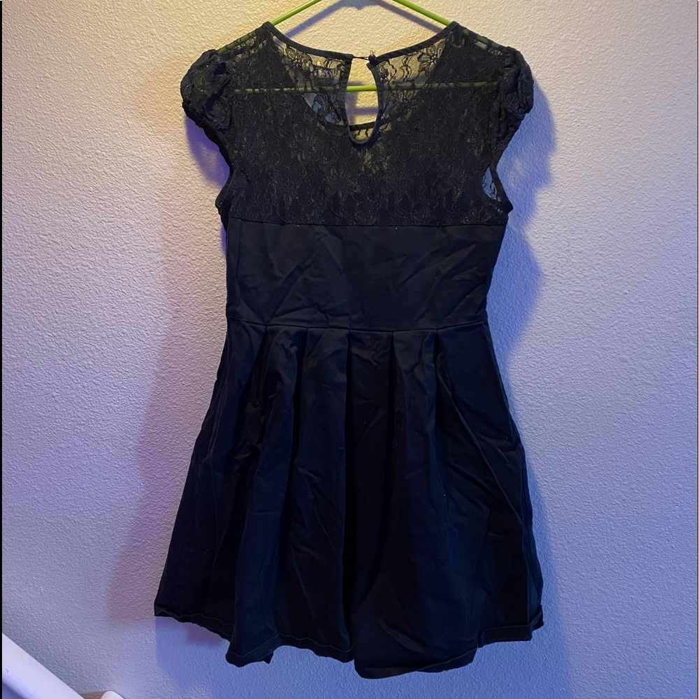 2env Woman’s stunning black dress with button and side zipper, size M